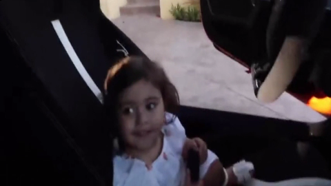 3岁女儿坐进兰博基尼驾驶室，接下来的动作好萌好可爱
