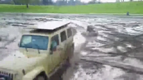 jeep在烂泥地里拉着小伙玩越野，一脚油门后就知道有多狼狈了