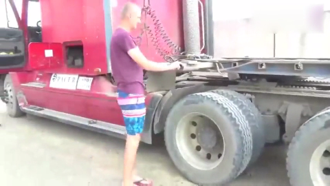 爸爸开的重卡轮胎出了问题，儿子开着挖掘机前来救援