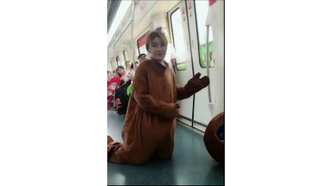 网红熊在地铁搭讪没想到突然被男子扇一耳光