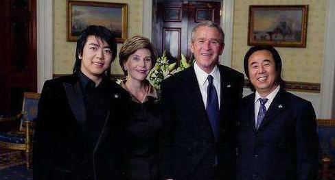 他弹钢琴20年，弹出亿万身家，五千万豪车放着不开，只钟爱大众