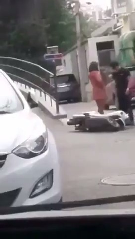 吓我一跳，当那个男的放下电动车的时候我以为要开打。。。