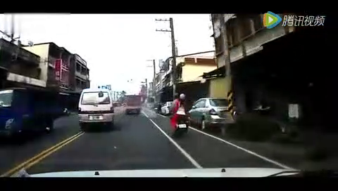 电动车一路蛇行，盲目逆向超车，恐怖的一幕发生了！