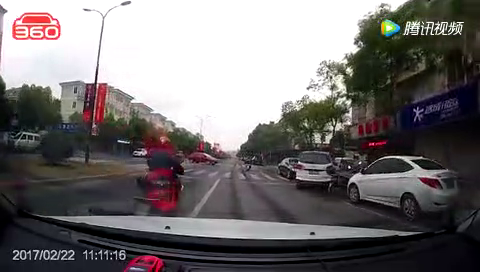 不守规矩的电动车碰上女司机就是这种下场