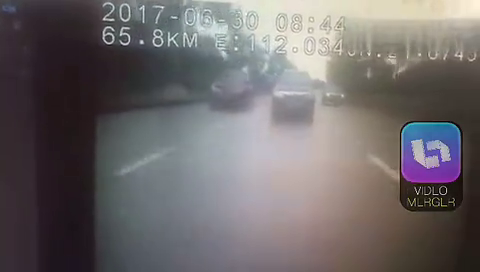 尼桑避让电动车突然向左变道，却遭本田强行撞车