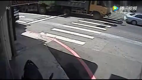 电动车女子尾随卡车，接下来发生恐怖一幕，监控拍下这样的画面