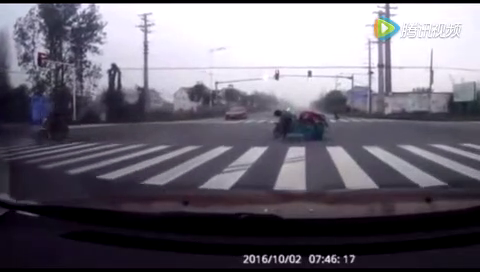 电动车大妈横刀立马逞英雄，视频车蒙了：惹不起我还躲不起嘛