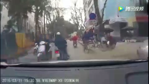 电动车飙车追尾还打人，结果被轿车反揍趴