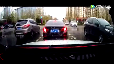 宝马开车蹭倒电动车，直接开车逃走