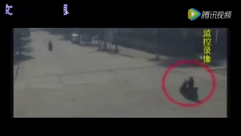 电动车女挡道 女司机狂按喇叭没反应 被彻底激怒