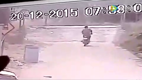 电动车终于碰到狠茬子了，扔下车撒腿就跑，头也不回！