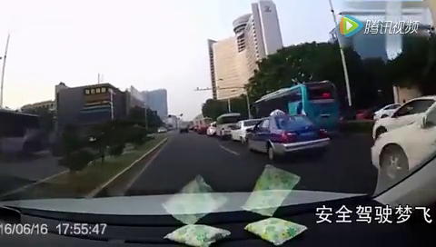 骑电动车的一定要看，一定要遵守交通规则