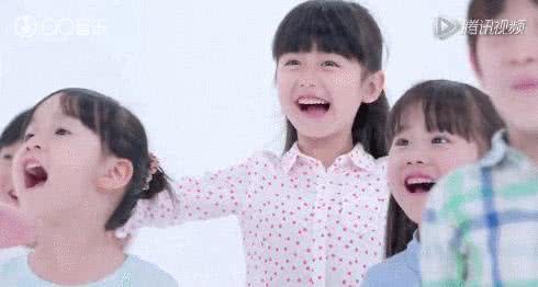 看了粉丝百万的抖音榜首小女神,童年和赚钱哪