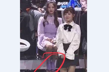 杨超越在直播节目当场脱鞋 网友质疑:职业道德