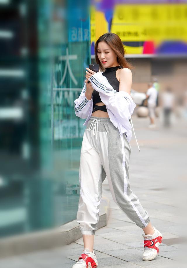 小姐姐穿运动装来闯关,自创过关方式被警告,体力不支遗憾落水视频