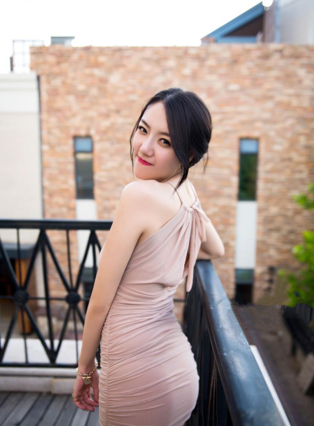美女搭配吊带包臀裙妖娆多姿非常迷人