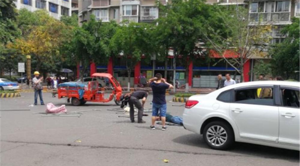 德阳岷江东路发生一起严重交通事故, 一人被甩