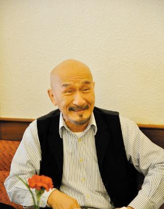 73岁“光头佬”麦嘉近照,比肩周星驰的喜剧大师还是老了