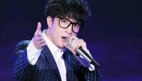 重磅,薛之谦意外跌落升降台重摔倒地,粉丝原来