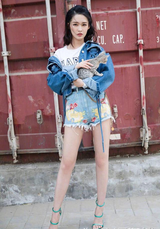 李沁超美!身穿西服玩下身失踪,网友:美回18岁!