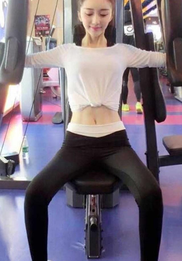 穿着紧身裤的美女, 把水瓶子夹腿中间是要加热吗?