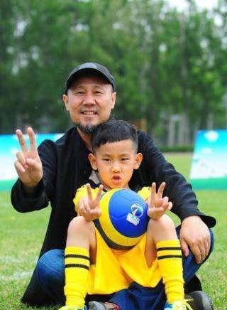 腾格尔丧女退出乐坛, 如今光头复出, 原因令人动