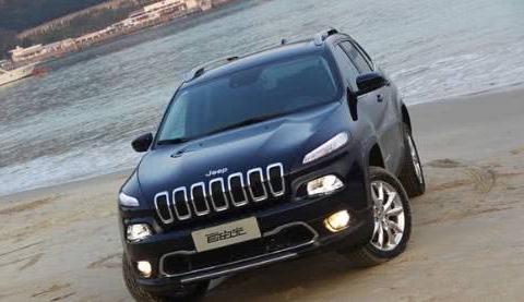 新一代JEEP自由光上市，新增2.0L涡轮增压发动机，老司机震撼