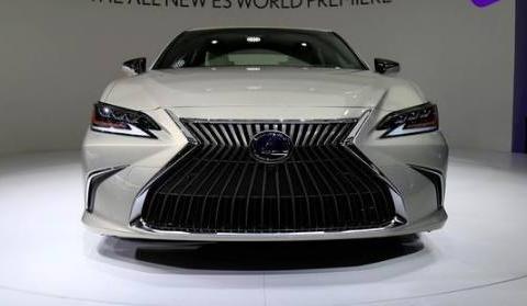 雷克萨斯全新ES亮相北京车展，外观采用多线条勾勒，更加霸气