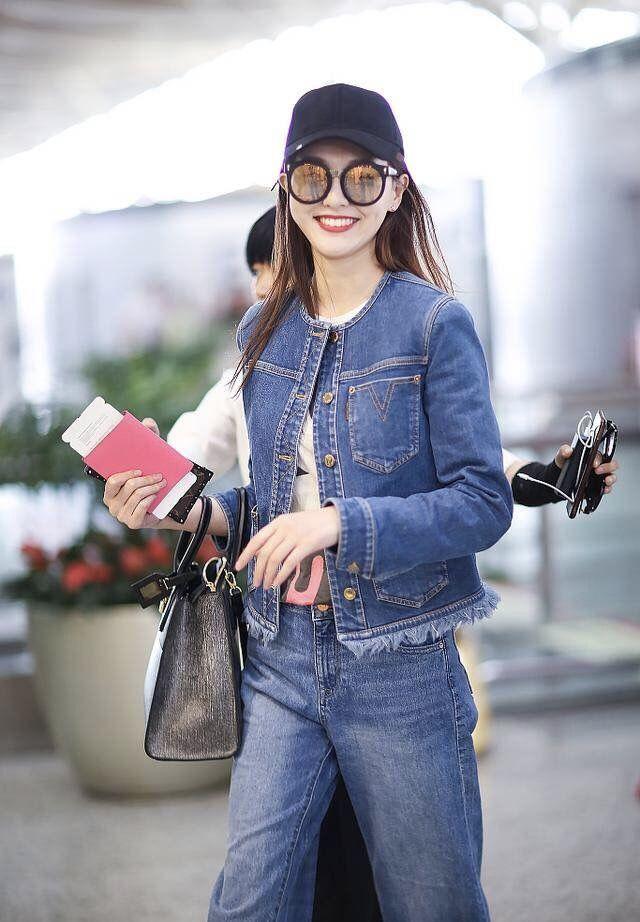 baby和唐嫣同穿牛仔套装,一个魅力爆棚,一个颇有女强人的风范!