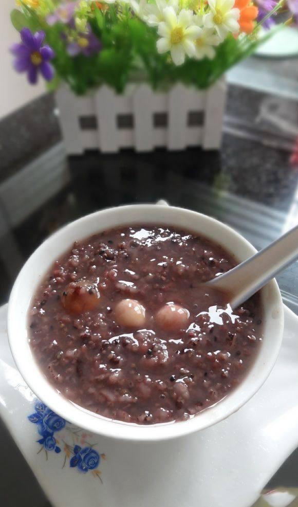 每天一碗黑米八宝粥不仅养胃还养颜