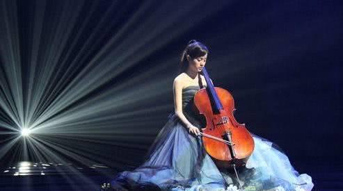 欧阳娜娜成人礼，成龙携半个娱乐圈祝福，唯有刘昊然的最甜蜜