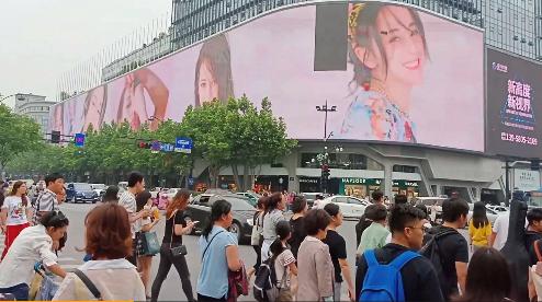 迪丽热巴过生日粉丝有心了 小鸡彩虹啥时上大