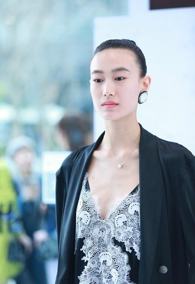 秦舒培惊现宽额头发际线堪忧 黑色连衣裙秀美腿女人味十足