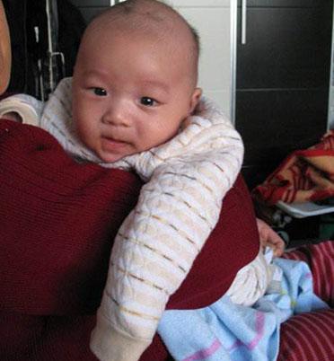 新生儿3个月内这样抱会伤害脊椎? 一分钟便知