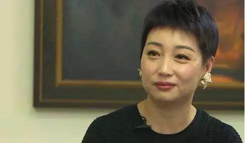九年前她是风光无限的首富夫人,九年后她手握160亿只等丈夫出狱