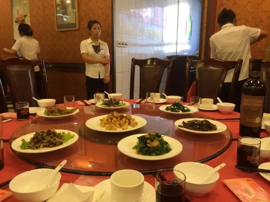 农民工去酒店吃饭,结账时服务员一句话,农民工发怒!