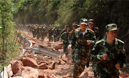 实拍:美国士兵救灾和中国解放军救灾,根本没法