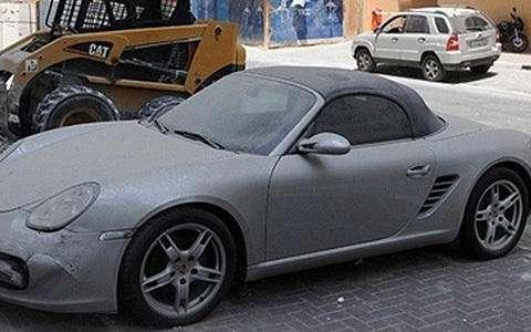 河南一车库，200万豪车吃两年灰，拖欠停车费3万，因车牌无人敢动