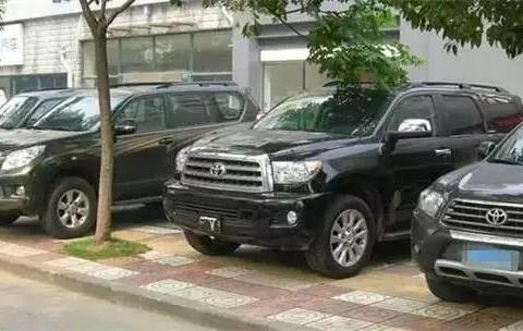 这货价值100万，后排能躺两个姚明，宝马X5和它比都萎了