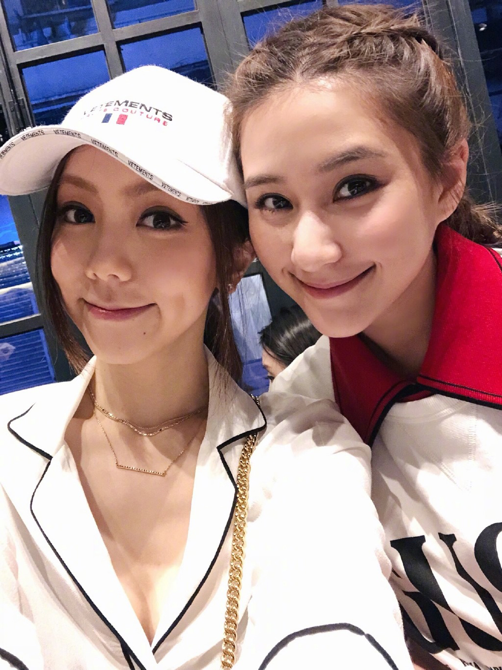 赌王千金何超莲同框邓紫棋,扎羊角辫萌翻了,衣品不输明星!