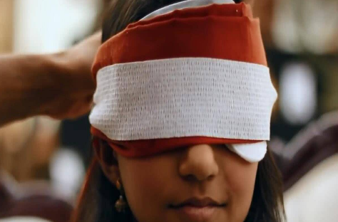 印度9岁女孩拥有第三只眼,蒙上眼睛照样读书