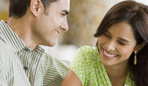 弟弟结婚问我借十万彩礼,结婚当天看到弟媳的陪嫁我给