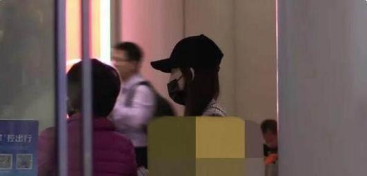 马蓉和刘斌妻子王丽君低调现身首都机场，网友∶真是物以类聚啊！