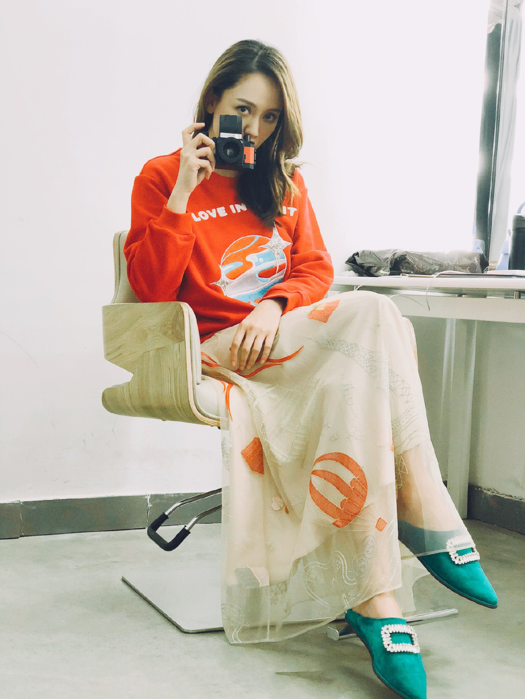 陈乔恩真敢穿,荧光绿条纹裙也hold住,还有红衣