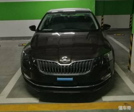 在工地上班拼搏多年，终于买了这款车，朋友都夸好看又好开！