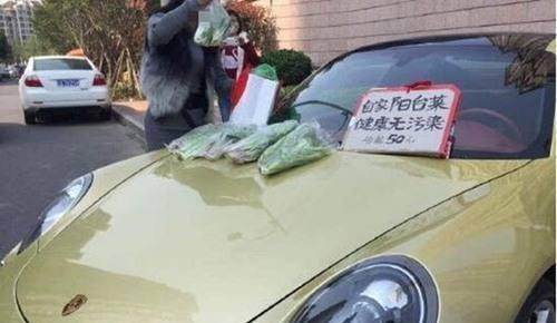 价值530万法拉利现身, 车屁股上三个字引路人愤怒