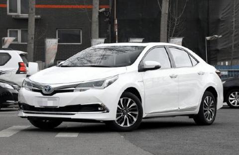 丰田这款车的内饰和雷凌太像了，只换个外壳，就比雷凌卖的高！