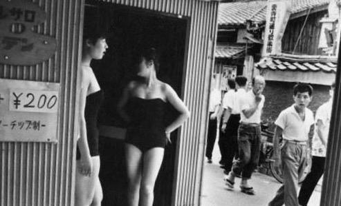 二战后的日本女人沦落到这个地步, 看着都觉得可怜