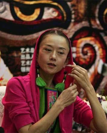 杨丽萍才是最大的照骗,素颜吓坏网友,这才是最真实的样子!