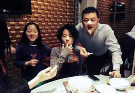 李嫣被问:谢霆锋和李亚鹏选谁,7字回应,网友:懂事的孩子